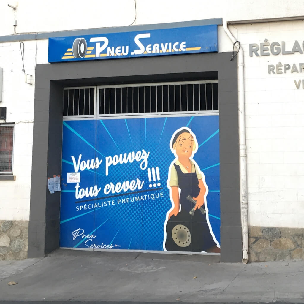 Devanture d'un commerce de Prades, printemps 2021 (Aristide)